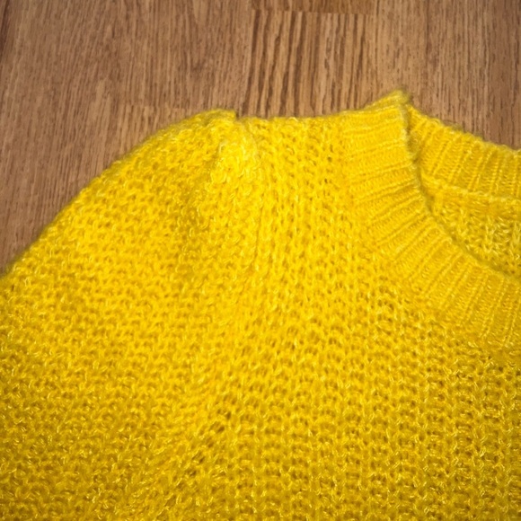 Yellow Sweater - Picture 4 of 4